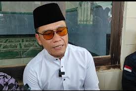 Gus Miftah saat mengunjungi kediaman Ahmad Zuhdi di Desa Cangkring B, Kecamatan Karanganyar, Kabupaten Demak, Jawa Tengah, Sabtu (19/7/2025).(KOMPAS.COM/NUR ZAIDI)