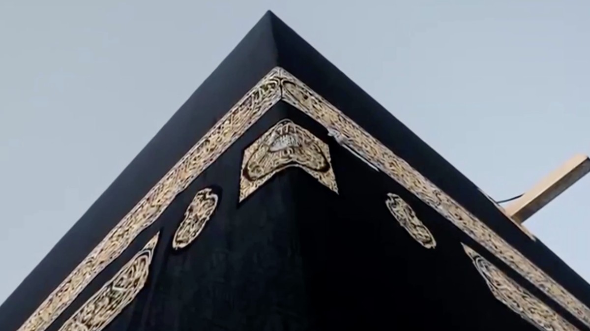 Foto: Sejumlah petugas mengganti Kiswah, kain sutra hitam yang menyelimuti Ka'bah di Masjidil Haram, Makkah, Arab Saudi, Senin (15/6/2026) malam waktu setempat, bertepatan dengan pergantian tahun Hijriah. (Tangkapan Layar Video Reuters/SAUDI PRESS AGENCY)