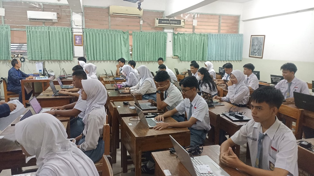 Siswa SMAN 78 bersiap mengikuti TKA 2025. Medcom.id/Ilham Pratama Putra