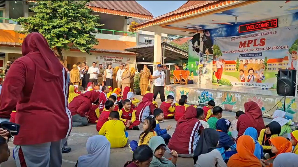 Mendikdasmen Abdul Mu'ti meninjau MPLS Ramah 2026 di SDN Srengseng Sawah 15 Pagi. DOK Metro TV/Dody Soebagio