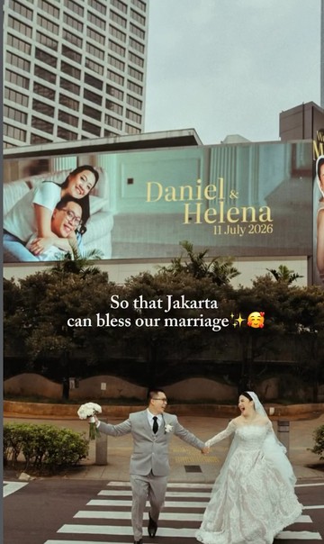Momen pengantin Daniel dan Helena saat mengabadikan foto mereka di billboard raksasa kawasan Bundaran HI yang viral. Foto: Dok. Instagram @helenadiani.