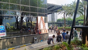 Mobil Tabrak Gedung di SCBD, Fasad Bangunan Rusak Parah