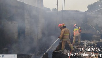 Rumah Bambu di Kemang Terbakar Hebat, Diduga Akibat Arus Pendek Listrik