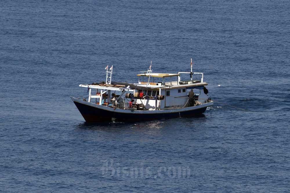 Nelayan menangkap ikan di laut Jawa, Minggu (24/7/2022). Bisnis/Paulus Tandi Bone