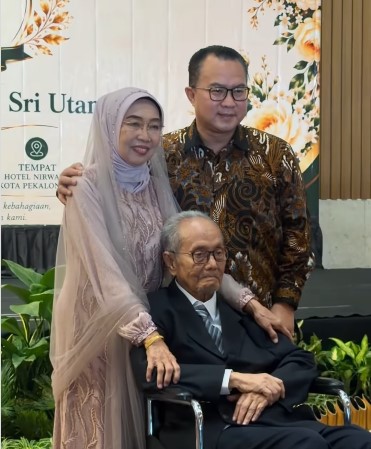 Kepala BRIN Arif Satria dan kedua orang tuanya dalam Tasyukuran Pernikahan ke-57 Tahun. DOK IG @arifsatria10