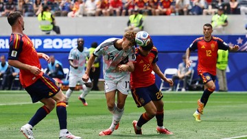 Momen pemain Spanyol dan Belgia berduel bola udara di Piala Dunia 2026 (Foto: REUTERS/DANIEL COLE)