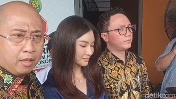 Sarwendah dan pengacara saat ditemui di Pengadilan Negeri Jakarta Selatan. Foto: Ahsan/detikHOT