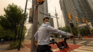 Kualitas udara di Toronto, Kanada, mengalami penurunan drastis setelah asap dari kebakaran hutan di wilayah barat laut Ontario menyelimuti langit kota. Kondisi tersebut diperparah oleh gelombang panas yang tengah melanda, sehingga meningkatkan risiko gangguan kesehatan, terutama pada sistem pernapasan. REUTERS/Carlos Osorio
