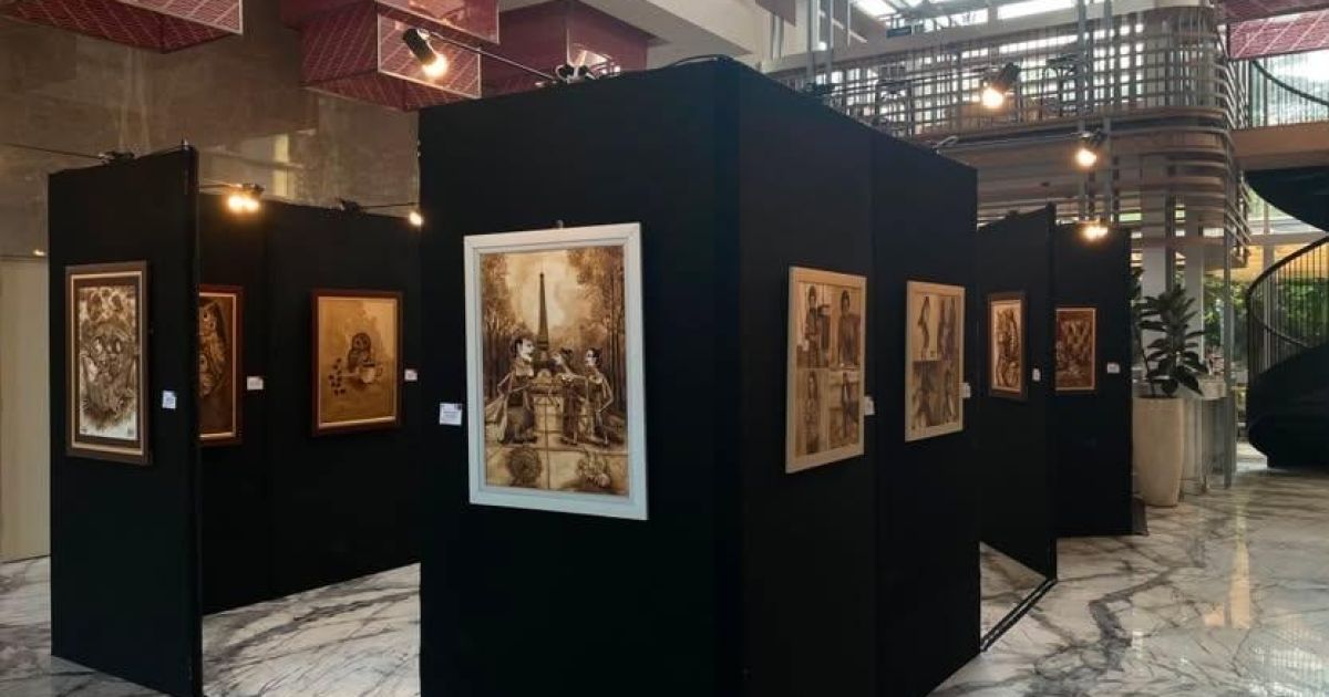 Komunitas Perupa Perempuan Indonesia (KOMPPI) gelar pameran lukisan kopi di Ra Suites Hotel Simatupang, Jakarta, 15-25 Juli 2026. Ciptakan nuansa hangat dari media unik. [Foto: ist]