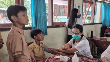 Potret pelaksanaan program CKG di sekolah. (Foto: Leona Wirawan/detikBali)