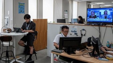 Potret Pekerja Jepang Ngantor Pakai Celana Pendek di Tengah Panas Ekstrem. (Foto: AFP/PHILIP FONG)