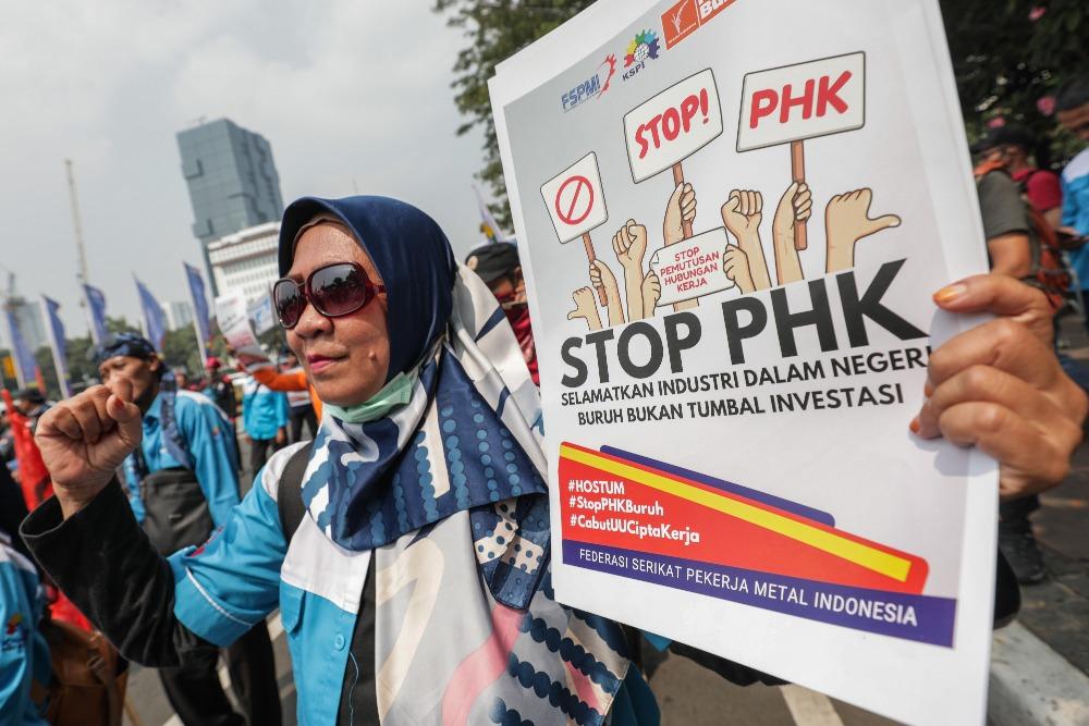 Sejumlah buruh melakukan aksi di kawasan Patung Kuda, Jakarta, Rabu (3/7/2024). Aksi yang diikuti oleh ratusan buruh tersebut mendesak pemerintah segera mengambil langkah konkret dalam melindungi industri lokal, mulai dari ancaman pemutusan hubungan kerja (PHK) hingga persaingan usaha yang tidak sehat.