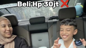 Bukan smartphone, tapi Tya Ariestya memberikan HP jadul untuk anaknya. Foto: dok instagram Tya Ariestya