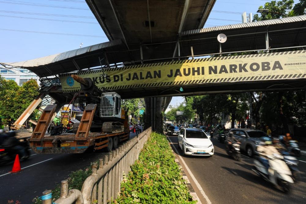Suasana arus lalu lintas di sekitar truk pengangkut alat berat yang menabrak JPO di Jalan Kapten Tendean, Jakarta, Selasa (14/7/2026)./Bisnis-Arief Hermawan P