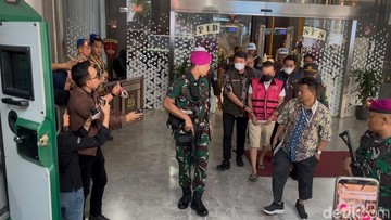 Ganti Baju Tahanan di Hari yang Sama, Don Ritto Jadi Sorotan Saat Pelimpahan ke Kejaksaan Agung