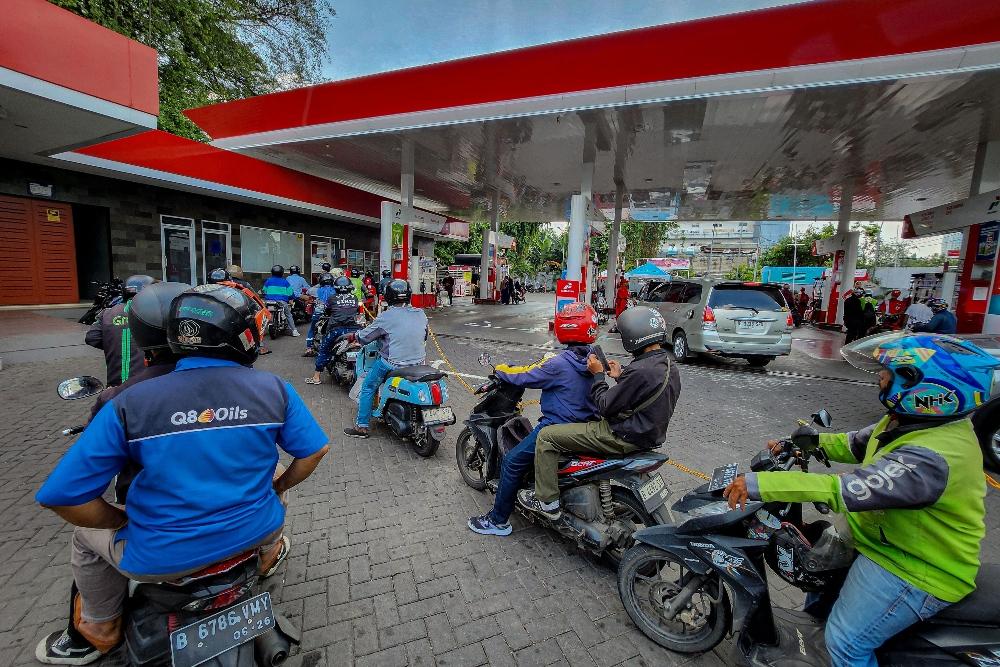 Sejumlah kendaraan antre untuk melakukan pengisian bahan bakar minyak (BBM) di salah satu Stasiun Pengisian Bahan Bakar Umum (SPBU) Selasa (12/5/2026)./Bisnis-Eusebio Chrysnamurti
