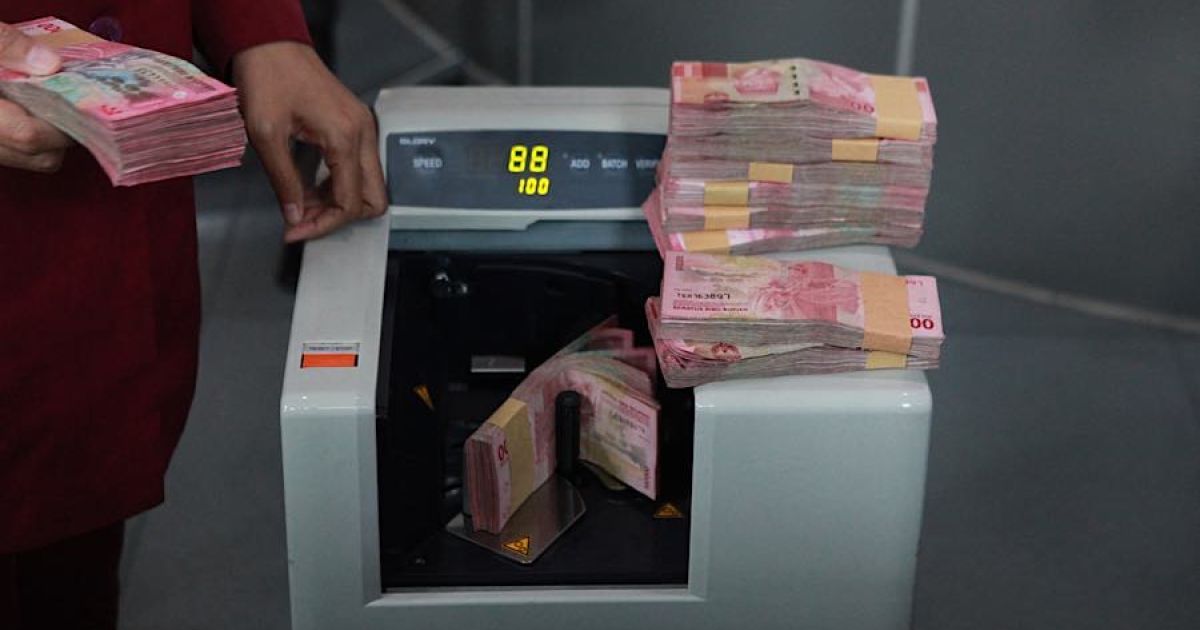 Karyawan menghitung uang rupiah di salah satu tempat penukaran mata uang di Jakarta, Kamis (4/6/2026) lalu. (Foto: Bloomberg Technoz/Andrean Kristianto)