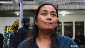 Sang Istri Kenang Mendiang Temon dengan Setia di Sisi Ranjang Peninggalan