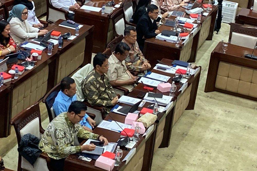 Perwakilan pemerintah seperti Menteri Keuangan Purbaya Yudhi Sadewa, serta pimpinan Komisi XI DPR termasuk Ketua Komisi XI DPR Mukhamad Misbakhun pada rapat pengambilan keputusan tingkat I RUU Perubahan UU P2SK di DPR, Rabu (3/6/2026)/Bisnis-Dany Saputra.