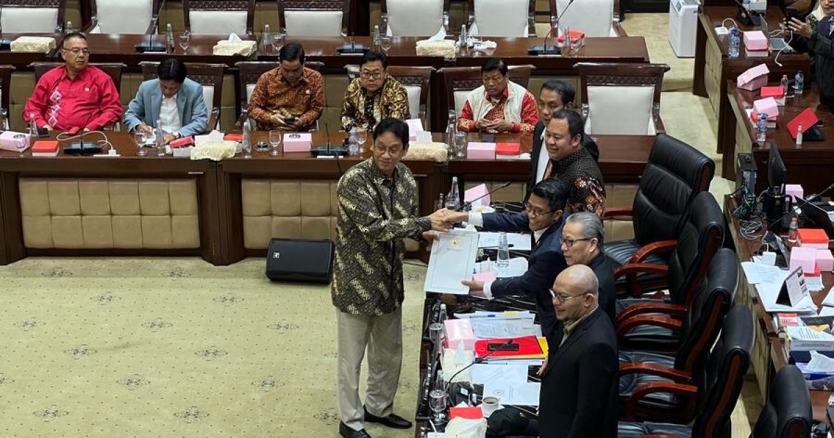 Menteri Keuangan (Menkeu) Purbaya Yudhi Sadewa bersama Ketua Komisi XI DPR RI, Mukhamad Misbakhun dalam rapat kerja di DPR (Foto: Bloomberg Technoz/Mis Fransiska)