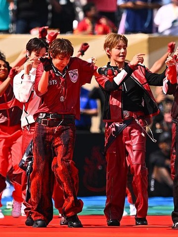 Ilustrasi: BTS Pukau Dunia di Final Piala Dunia 2026: Gaya Merah Menyala Penuh Makna