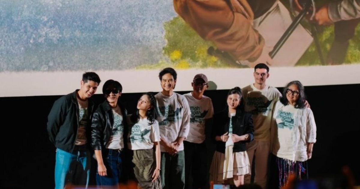 Film Rumah Singgah meluncurkan trailer dan poster yang menampilkan enam karakter utamanya memandang ke atas dengan senyum yang menyiratkan harapan. foto: SENARA