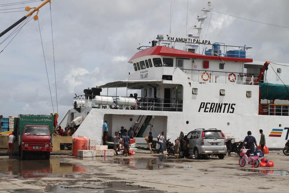 Penumpang bersiap naik ke kapal Perintis Tol Laut KM Amukti Palapa di Pelabuhan Paotere Makassar, Sulawesi Selatan, Jumat (19/1/2024). Pada 2022 lalu total muatan yang diangkut pada tol laut mencapai 28.991 twenty foot equivalent unit (TEUs). Jumlah tersebut meningkat dari total muatan periode 2021 lalu sebanyak 23.880 TEUs. Adapun, hingga pertengahan Mei 2023, total muatan yang diangkut oleh program tol laut telah mencapai 11.155 TEUs - BISNIS.