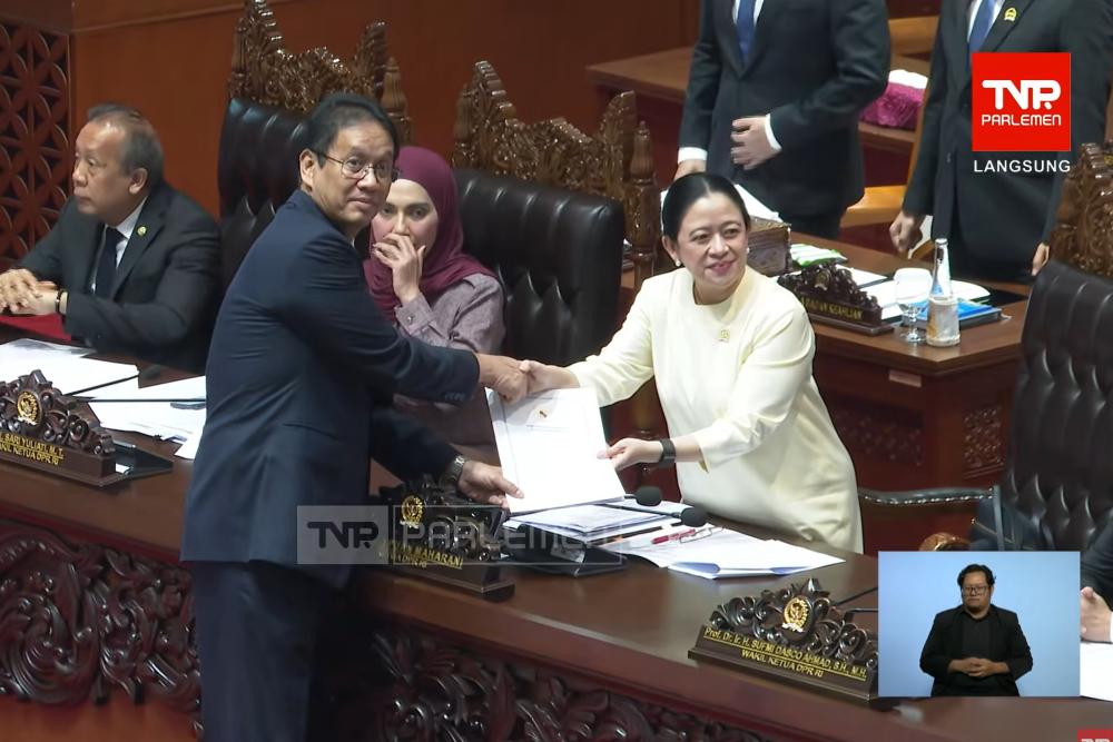Menteri Keuangan Purbaya Yudhi Sadewa (kiri) dan Ketua DPR RI Puan Maharani dalam Rapat Paripurna DPR yang membahas mengenai pengesahan Pusat Finansial Internasional Indonesia (RUU PFII) menjadi undang-undang, Selasa (21/7/2026). / dok. TVR Parlemen