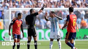 Keterangan gambar, Wasit Slavko Vincic mengeluarkan kartu merah kepada gelandang Argentina, Enzo Fernandez, pada pertandingan final Piala Dunia FIFA 2026.