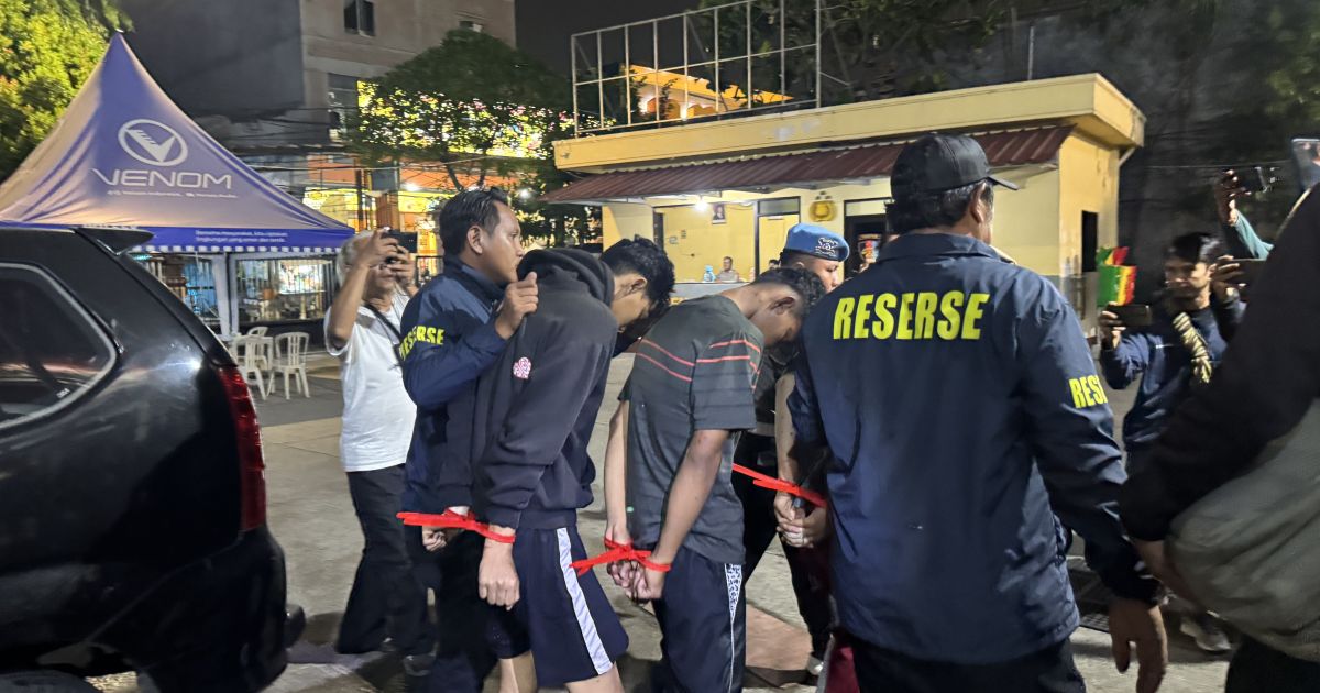 Kakak beradik ditangkap jajaran Polsek Koja setelah melakukan pembacokan terhadap seorang remaja hingga tewas saat tawuran yang terjadi pada Sabtu (18/7/2026). [Foto: Jakarta Hype]
