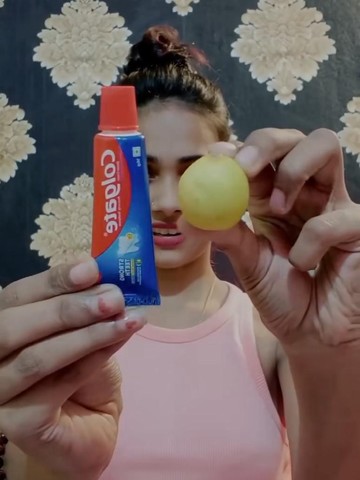 Beauty hacks pakai pasta gigi dan lemon untuk memutihkan kulit. Foto: Instagram/@indian.makeover4