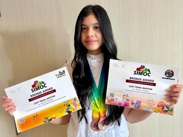 Jizzy Pearl Bastian (13) mengikuti SIMOC (Singapore International Math Olympiad Challenge), kompetisi matematika internasional bergengsi yang diadakan setiap tahun di Singapura. Ajang ini dirancang untuk mempromosikan bakat matematika melalui tiga kategori utama: tes individu, kompetisi tim, dan tantangan permainan Math Warriors. (Foto: dok Instagram vinogbastian__)