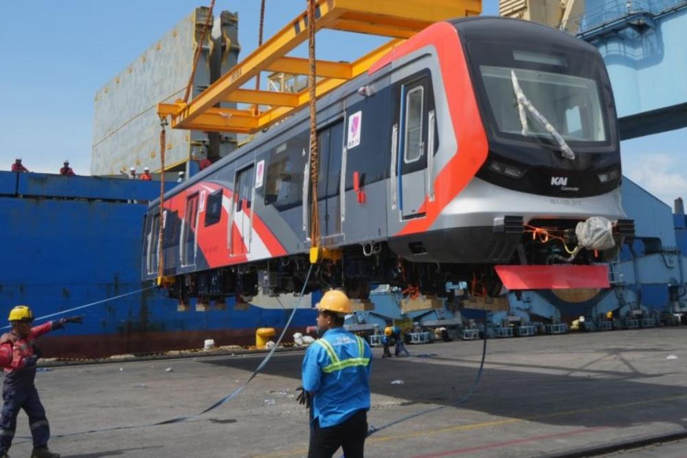KAI Commuter mendatangkan secara bertahap sarana KRL baru dari PT INKA (Persero) dan CRRC. Terkini, KAI Commuter kembali telah mendatangkan Train Set (TS) atau rangkaian ke-6 dan ke-7 dari CRRC, Jumat, 23 Mei 2025. / commuterline.id