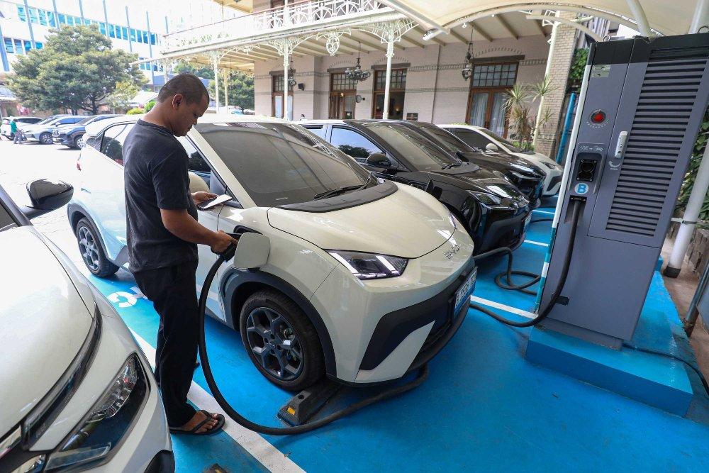 Pengendara mengisi daya mobil listrik di salah satu Stasiun Pengisian Kendaraan Listrik Umum (SPKLU) di Jakarta, Selasa (9/6/2026). Pemerintah menunda pemberian insentif pembelian kendaraan listrik yang sebelumnya direncanakan berlaku pada Juni 2026, karena masih menunggu perhitungan yang belum rampung. - JIBI/Bisnis/Arief Hermawan P