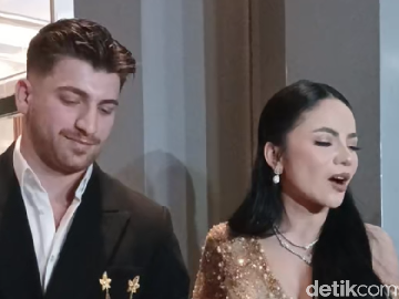 Dinar Candy dan Resul saat datang ke nikahan Nathalie Holscher. Foto: Febri/detikhot