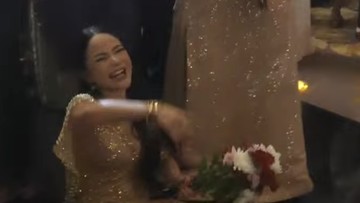 Momen ini terlihat dalam resepsi pernikahan Nathalie Holscher dengan Airpat. Dinar Candy mendapatkan lemparan bunga penganti tersebut.  Foto: Channel YouTube Nathalie Holscher