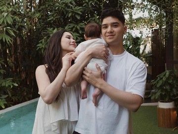 Alyssa Daguise happy banget perdana ke Bali bareng anak. Terlihat ia menggendong Soleil tapi tetap kece dengan berkacamata. (Foto: dok Instagram alyssadaguise)