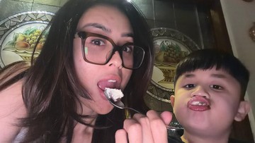 Selvi Kitty pada 12 Juli 2026, mengunggah kebersamaan dengan putranya, Abidzard Kavin Suseno. Selvi dan Abidzar hangout di sebuah tempat makan. Abidzar adalah buah hati Selvi dari pernikahan dengan mantan suaminya, Rangga Ilham Suseno. Foto: Instagram @selvikitty