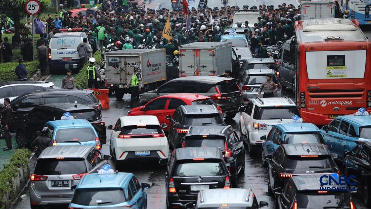 Foto: Suasana kemacetan di kawasan Tosari-Sudirman, Jakarta, Senin (15/6/2026). (CNBC Indonesia/Tri Susilo)