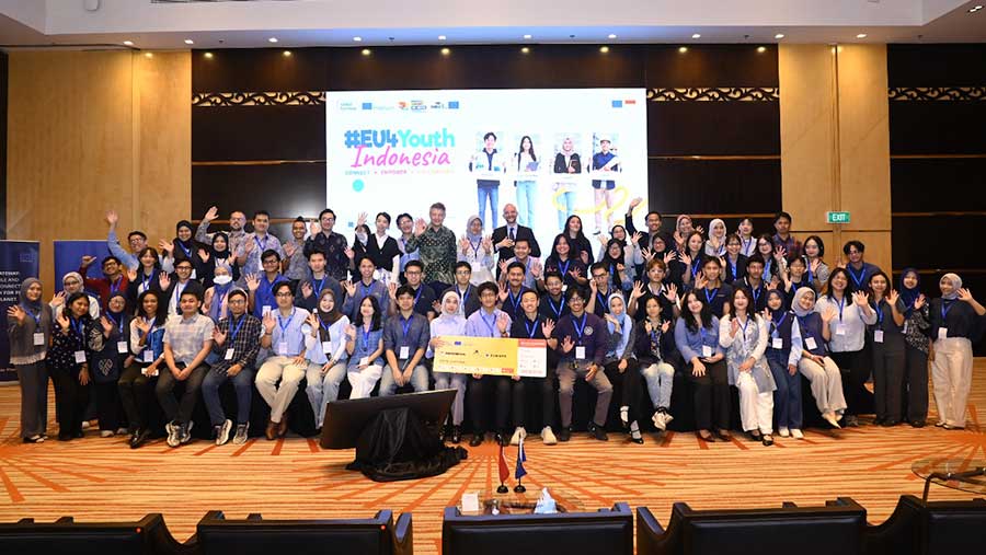 Foto bersama para penerima beasiswa Erasmus Mundus Joint Master's (EMJM). (Dok. Ist)