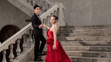 Dea Annisa dan Mazaki melakukan pemotretan pre wedding dengan tema klasik dengan latar bagunan megah seperti kastil. Dea anggun dengan gaun panjang berwarna merah dan Mazaki setelan jas hitam. Foto: Instagram/@deaaannisa