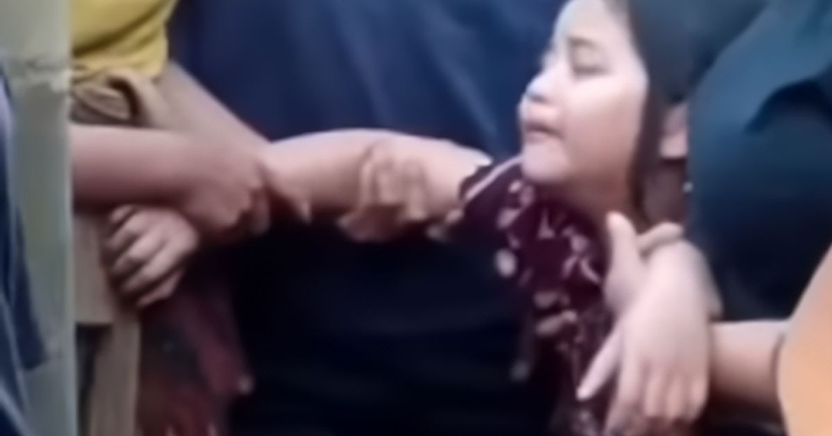 Foto: Bocah kelas 1 SD anak terduga pencuri ayam yang tewas dimassa menangisi jenazah ayahnya di rumah duka. (Tangkapan layar Instagram)