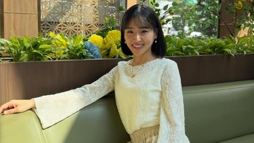 Haruka memperlihatkan kondisi ibu jari tangan kirinya usai dioperasi. Dia menjalani operasi pada ibu jari karena ada tumor. Foto: Capture Rumpi: No Secret