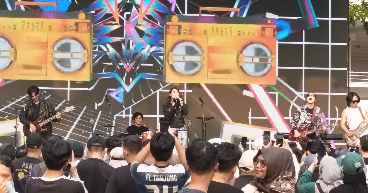 Duo The Virgin sukses memukau ribuan pengunjung Lokarya Fest 2026 dengan penampilan enerjik dan kejutan genre rock dangdut, sekaligus merayakan 17 tahun kiprah mereka di industri musik Indonesia. (Foto: Infotren)
