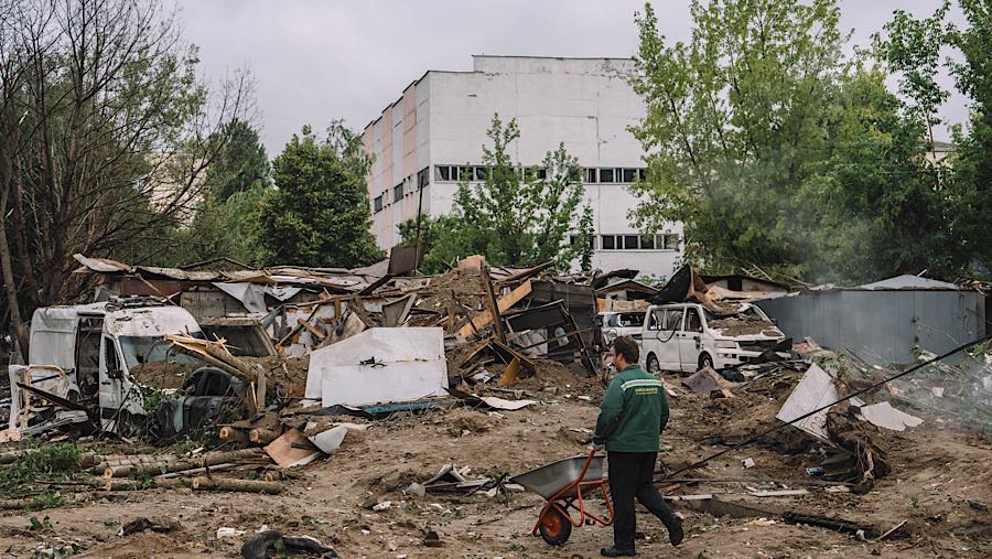Pekerja membersihkan area setelah serangan rudal dan drone oleh Rusia di di Kyiv, Ukraina, Senin (6/7/2026). (Andrew Kravchenko/Bloomberg)