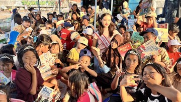 Audellya Harsono saat membagikan buku kepada anak nelayan. Foto: dok pribadi