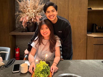 Di tengah malam pertambahan usia, Gracia Caroline mendapat kejutan dari Jerome Polin. Ia dibawakan kue hijau oleh pria lulusan Universitas Waseda, Jepang, tersebut. (Foto: dok Instagram graciacarolinee)