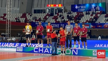 Hendra Kurniawan (tiga dari kiri) dinobatkan sebagai middle blocker terbaik SEA V Cup 2026. (CNN Indonesia/Muhammad Ikhwanuddin)