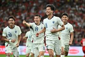 Para pemain Timnas Thailand saat merayakan kemenangan 4-2 atas Singapura pada laga Grup A Piala AFF 2024 atau ASEAN Cup 2024.(FA THAILAND OFFICIAL)