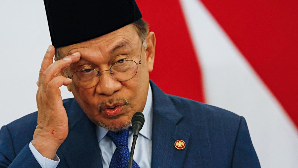 Foto: Perdana Menteri Malaysia Anwar Ibrahim saat konferensi pers dengan Presiden Indonesia Prabowo Subianto di Jakarta, Indonesia, 27 Juni 2025.  (REUTERS/Ajeng Dinar Ulfiana)